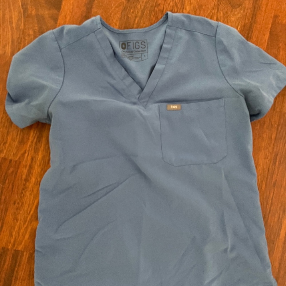 FIGS CEIL BLUE SCRUB TOP SMALL